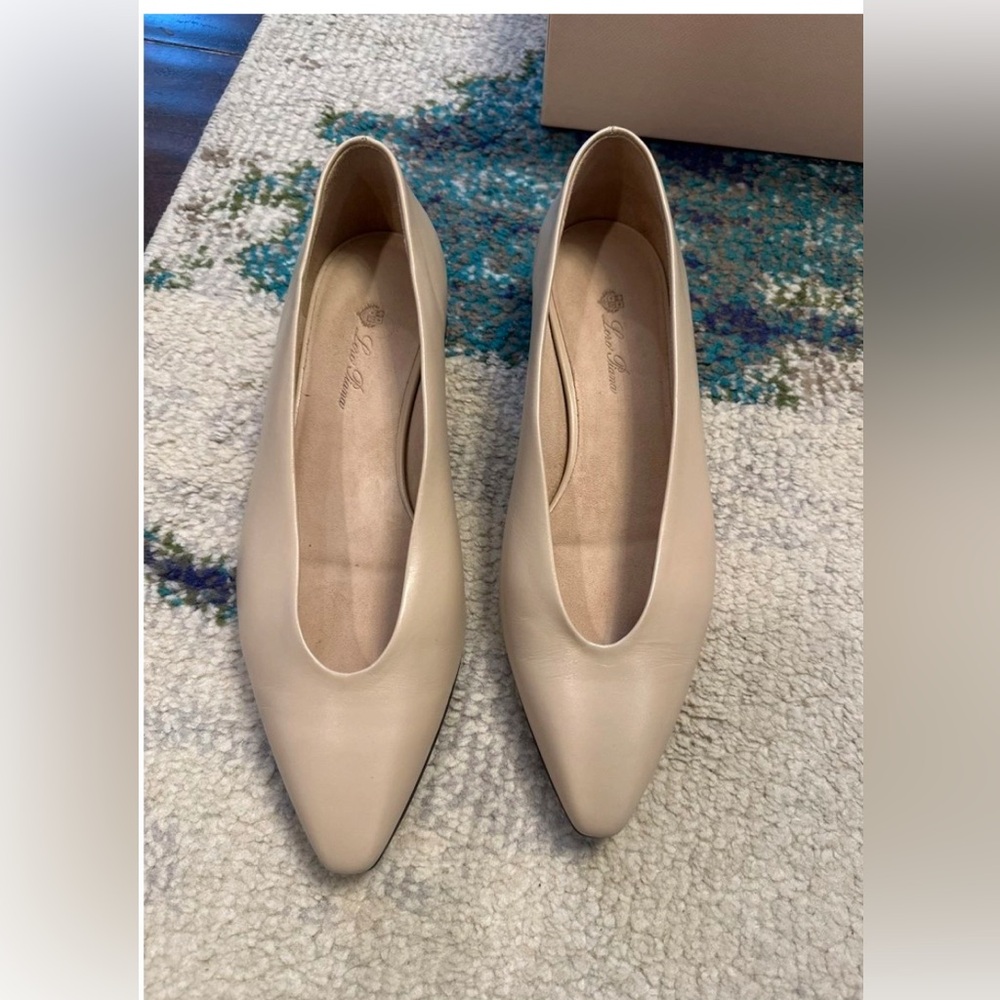 New Loro Piana Rebecca calfskin Flats size 38
Elegant Beige Leather Flats